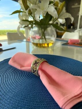 Napkin Rings Pier 1 Exclusive Silver Plated
Set 8 Jeweled
Bueno • Pier one